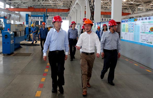 2016年5月6日，江苏省法制办主任于爱荣在集团总司理丁志鸿陪同下旅行生产现场