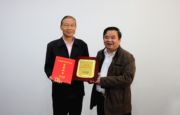 2016年10月12日，常州市经信委副主任潘仁贤一行来尊龙凯时人生就是搏电缆旅行调研，并为集团董事长丁山华揭晓江苏省优异企业家奖牌