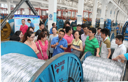 7月13日，国家电线电缆质量监视检测中心事情职员一行30余人来尊龙凯时人生就是搏电缆旅行学习