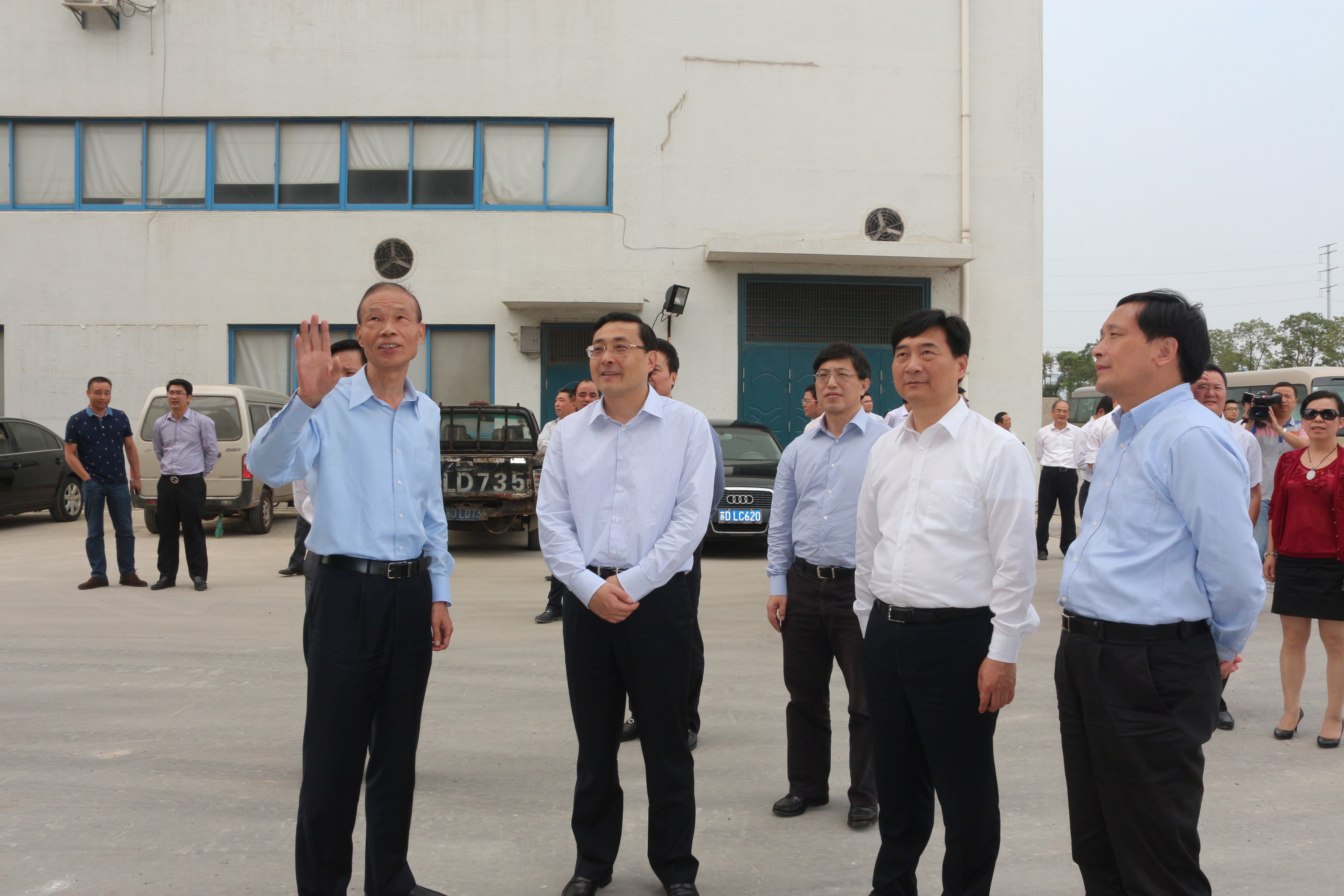 10月10日，常州市市长费高云一行来尊龙凯时人生就是搏电缆督查西厂区三期工程建设情形