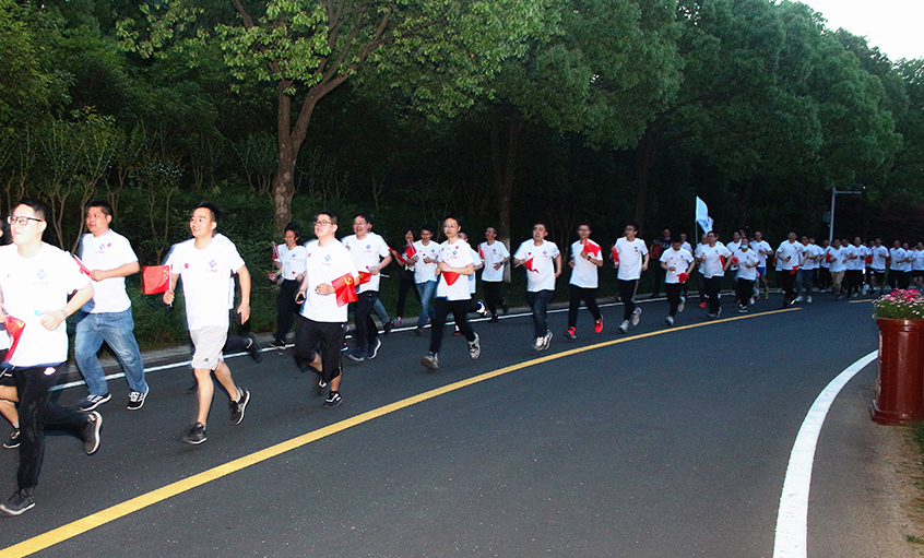 不忘初心 逐梦奔驰——尊龙凯时人生就是搏电缆举行“学党史、跟党走、铭党恩”夜跑活动